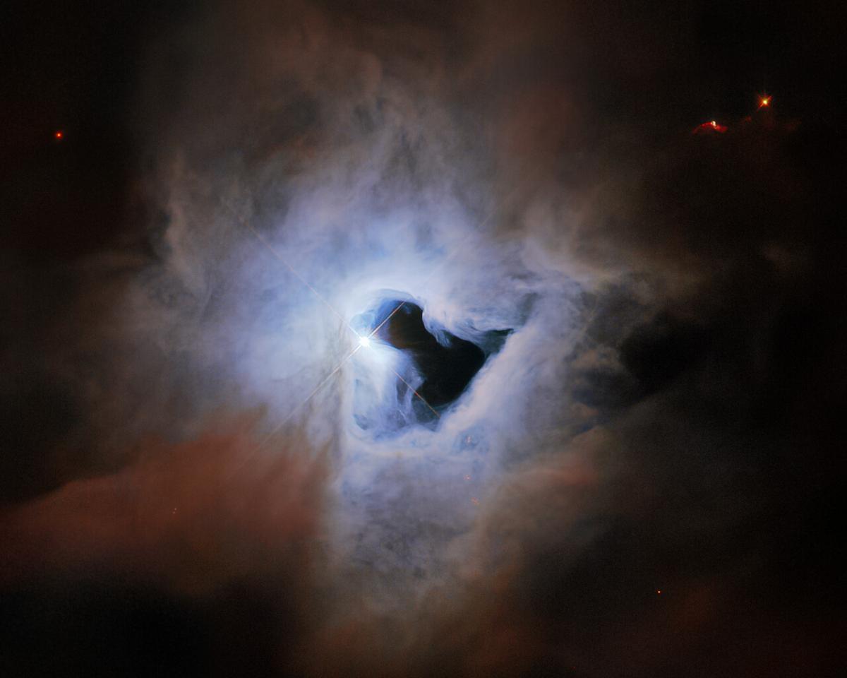 Необычная туманность с "дырой в сердце" / фото ESA/Hubble & NASA, K. Noll Необычная туманность с "дырой в сердце" / фото ESA/Hubble & NASA, K. Noll