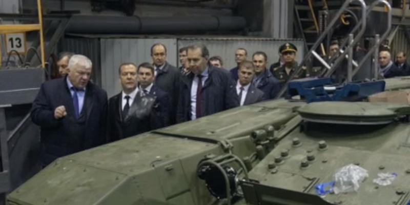 Дмитро Медведєв провів перевірку важливого об'єкта в шкіряному плащі / скріншот Дмитро Медведєв провів перевірку важливого об'єкта в шкіряному плащі / скріншот