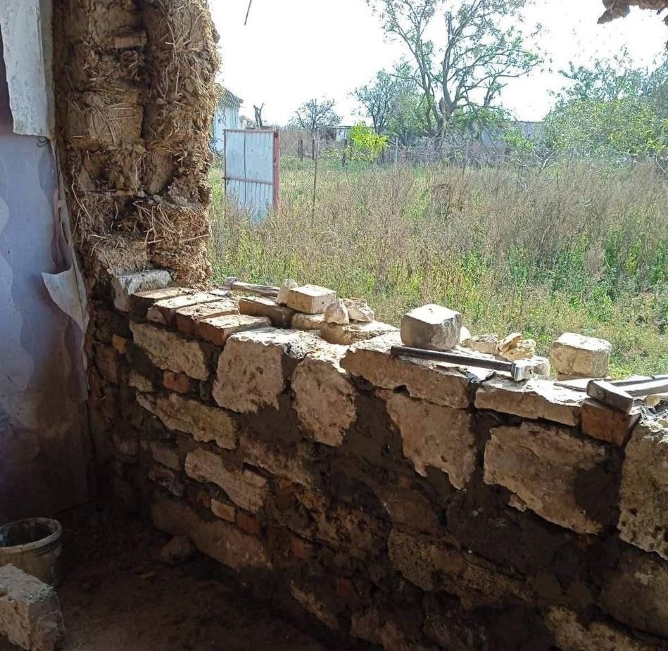 Внаслідок щільних обстрілів постраждали будинки / фото надане Іриною Савчук Внаслідок щільних обстрілів постраждали будинки / фото надане Іриною Савчук