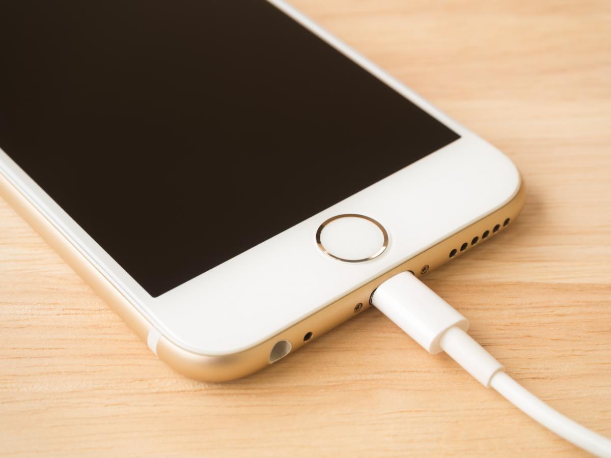 Apple подтвердила, что будущие айфоны перейдут с Lightning на USB-C / фото ua.depositphotos.com Apple подтвердила, что будущие айфоны перейдут с Lightning на USB-C / фото ua.depositphotos.com