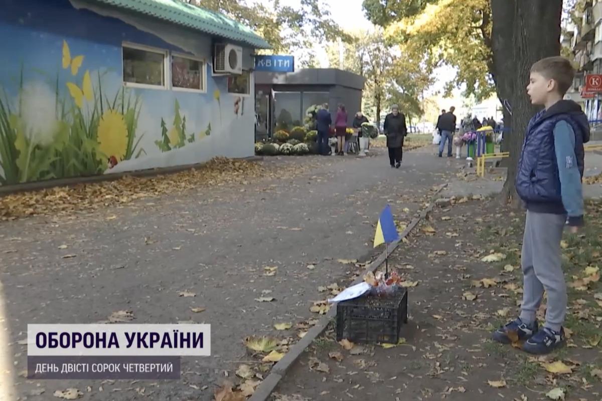 Хлопець продає льодяники, а гроші передає на потреби ЗСУ / Скріншот Хлопець продає льодяники, а гроші передає на потреби ЗСУ / Скріншот