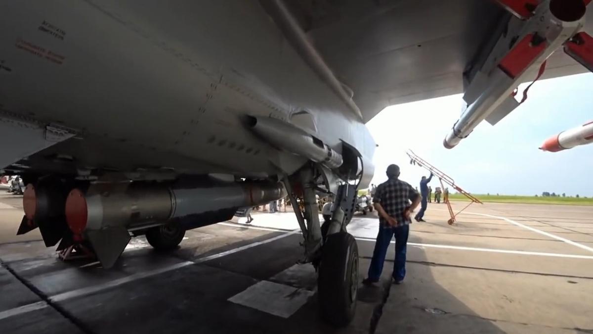 Росія почала застосовувати у війні проти України ракети Р-37М великої дальності (фото) Росія почала застосовувати у війні проти України ракети Р-37М великої дальності (фото)