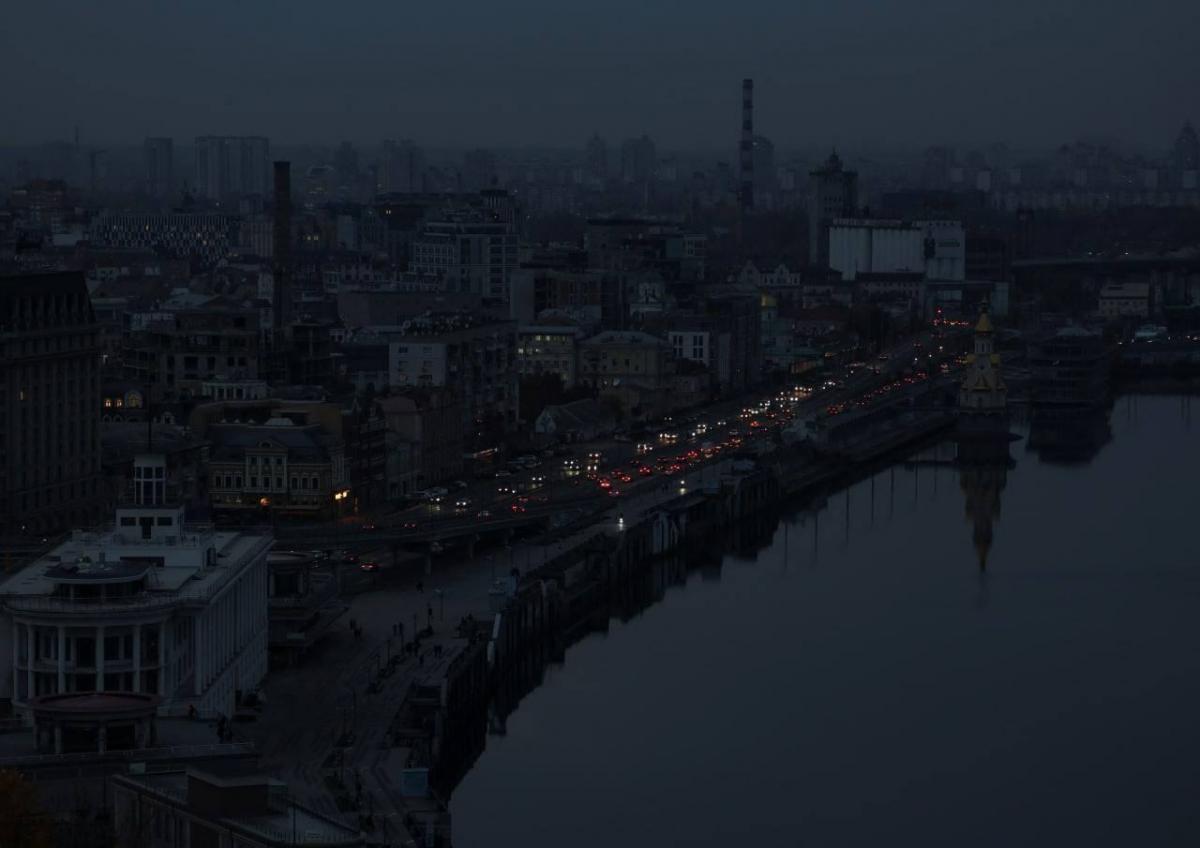 Cьогодні сотні тисяч киян знову були позбавлені світла / фото: REUTERS Cьогодні сотні тисяч киян знову були позбавлені світла / фото: REUTERS