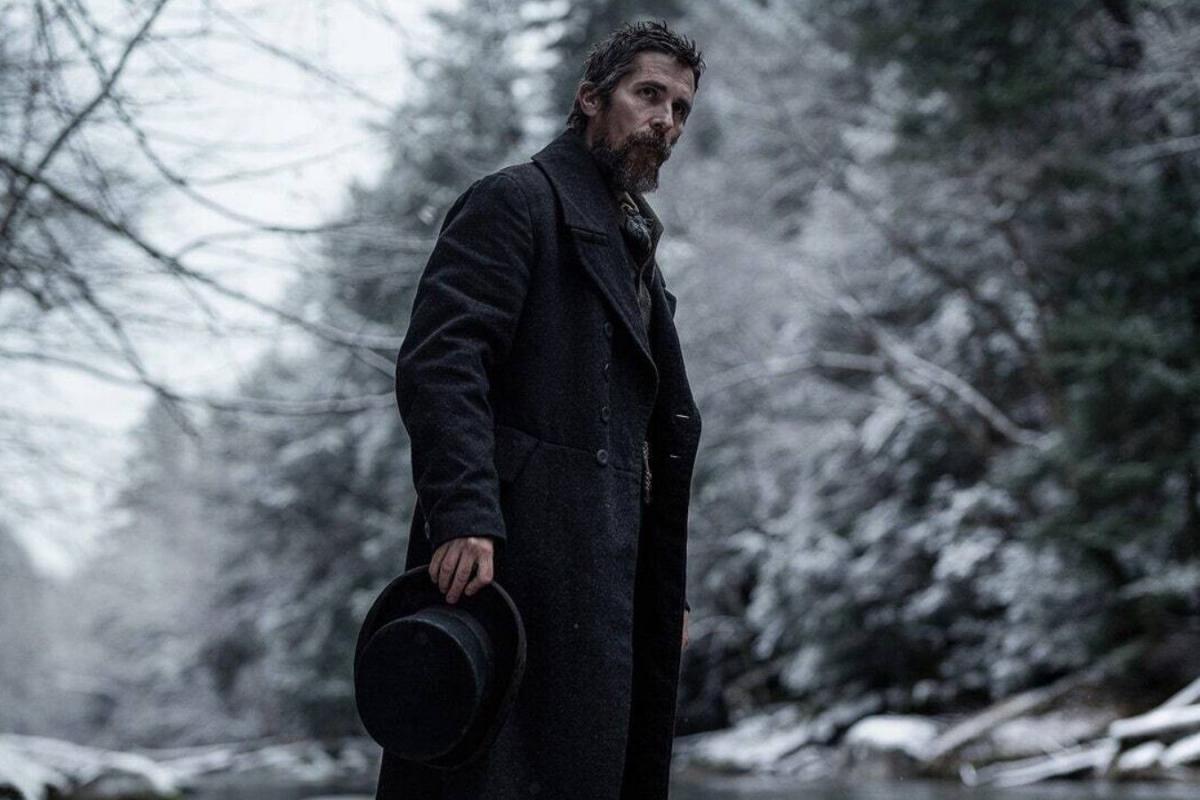 Кадр из фильма "Бледно-голубой глаз" / фото Netflix Кадр из фильма "Бледно-голубой глаз" / фото Netflix