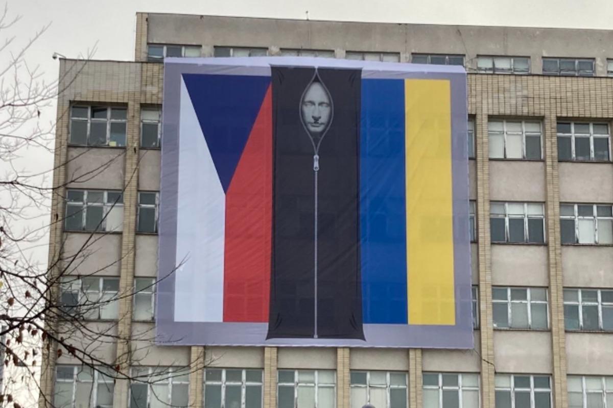 На здании МВД Чехии вывесили баннер с Путиным в мешке для трупов / фото Twitter, Вит Ракушан На здании МВД Чехии вывесили баннер с Путиным в мешке для трупов / фото Twitter, Вит Ракушан