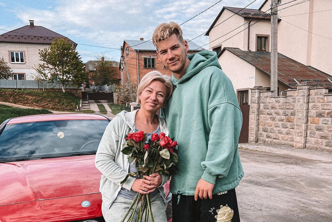 Александр Волошин с мамой / instagram.com/voloshyn_xx Александр Волошин с мамой / instagram.com/voloshyn_xx