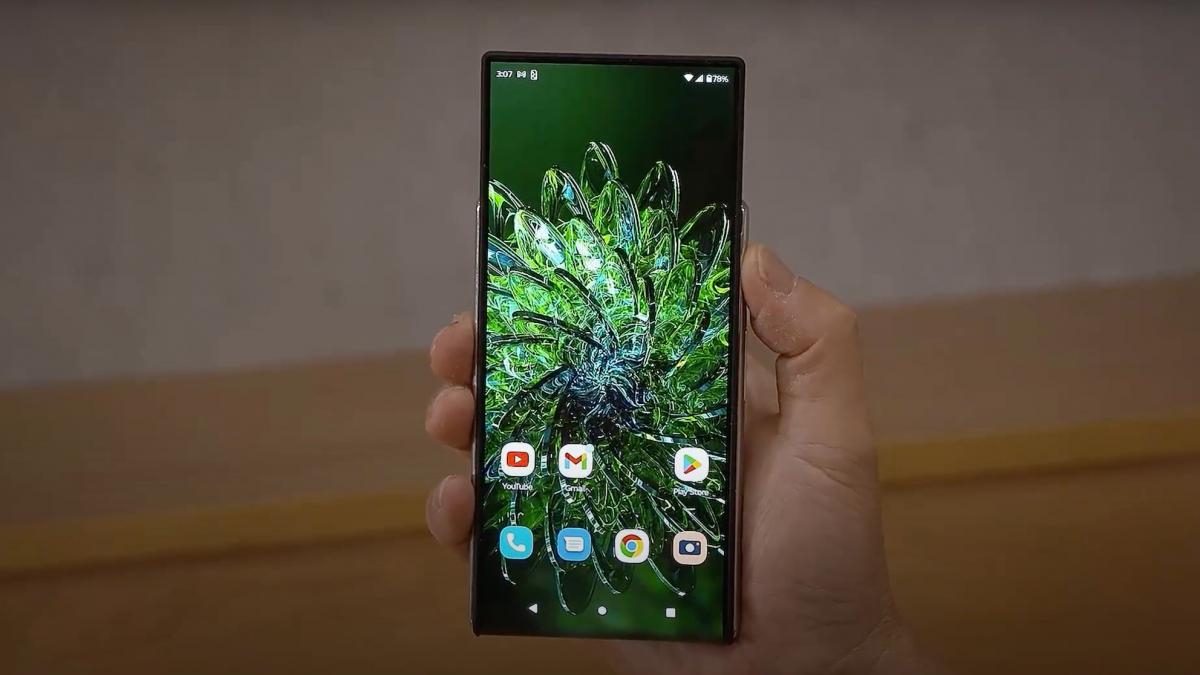 Motorola показала концепт смартфона с выдвигающимся вверх экраном (видео) —  УНИАН