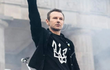 Вакарчук душевно спел "Червону руту" вместе с жителями разрушенного Изюма (видео)