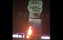 У Росії підпалили банер з символікою вторгнення під "самим носом" у Леніна (відео)