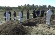 Ексгумувано перші 20 тіл на місці масового поховання в Лимані (відео)