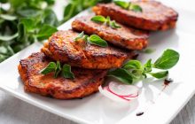 Консервы вместо фарша: как вкусно приготовить необычные котлеты