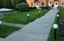 На Сумщині росіяни скинули бомбу поблизу людей, які рятували жінку від попереднього вибуху (фото)