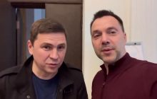 Арестович і Подоляк потролили Лукашенка: "Зараз ми тут на круглому столі розкладемо карту"
