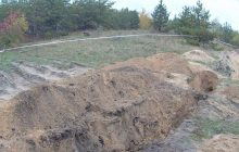 Близько 110 траншей: у звільненому Лимані знайшли масові поховання (фото)