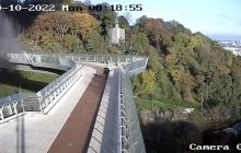 ЗМІ відшукали дивом вцілілого на скляному мосту в Києві під час удару ракети чоловіка (відео)