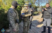 Збирала для РФ "податки" з місцевого населення: у Куп'янську затримали поплічницю окупантів (фото)