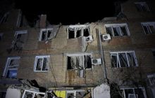 У Миколаєві загинув хлопчик, якого дістали з-під завалів обстріляної РФ п'ятиповерхівки