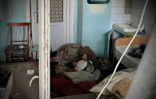 В подвале разрушенной больницы в Мариуполе с марта живут пенсионеры (фото)