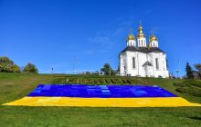 В Чернигове развернули самый большой вязаный флаг Украины
