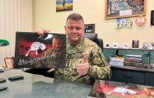 У лотерею розіграють календарі з військовими-красенями та автографом Залужного (фото)