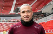 Закурив на лавці запасних прямо під час гри: бельгійський клуб відсторонив зіркового футболіста (фото)