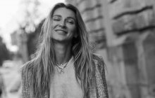 Українська співачка після болісного розриву з коханим одягла весільну сукню