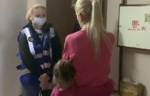 У Києві 5-річна дівчинка жила у квартирі з 10 собаками, яких не вигулювали (фото)