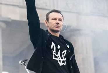 Вакарчук душевно заспівав Червону руту разом з мешканцями зруйнованого Ізюму (відео)