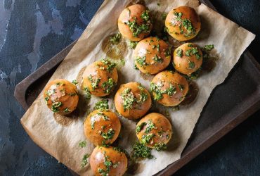 Справжні українські пампушки до борщу: найпростіший рецепт