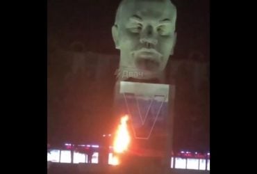 У Росії підпалили банер з символікою вторгнення під самим носом у Леніна (відео)