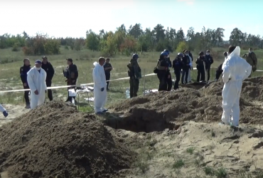 Ексгумувано перші 20 тіл на місці масового поховання в Лимані (відео)