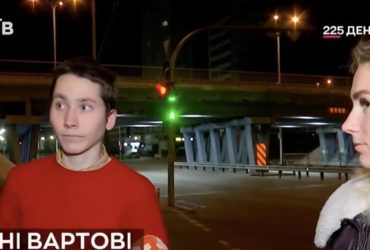 В Киеве журналистка унижала нарушителя комендантского часа, пока его наказывал терробороновец (видео)