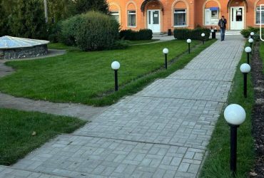 На Сумщині росіяни скинули бомбу поблизу людей, які рятували жінку від попереднього вибуху (фото)