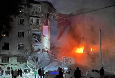 Ганебні боягузи: в ОП показали наслідки нічного удару по багатоповерхівці в Запоріжжі