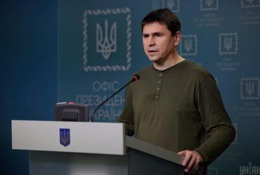 Продает последние крошки суверенитета: Подоляк оценил риск нового вторжения из Беларуси