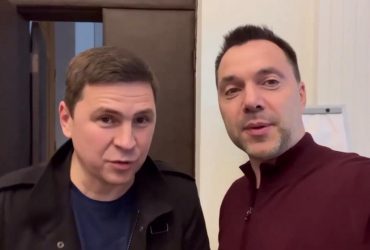 Арестович и Подоляк потроллили Лукашенко: Сейчас мы тут на круглом столе разложим карту