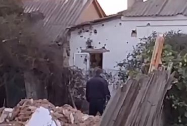 Российский танк случайно выстрелил в частный дом в Крыму (видео)