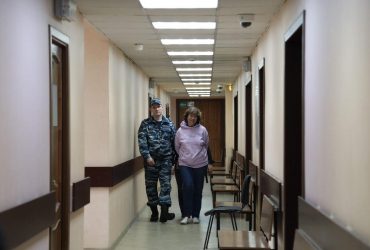 Росіянка залишила на могилі батьків Путіна записку з побажанням здохнути (фото)