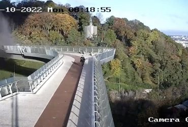 ЗМІ відшукали дивом вцілілого на скляному мосту в Києві під час удару ракети чоловіка (відео)