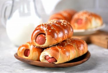 Як приготувати сосиски в тісті вдома: найвдаліший рецепт