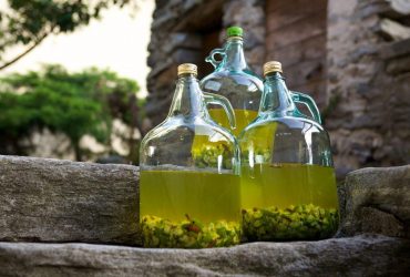 Терпке вино з агрусу: готуємо смачний домашній напій