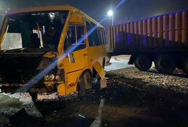 В Одесской области столкнулись два грузовика и маршрутка, есть пострадавшие