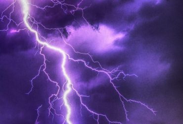 Чудом спасли: во время футбольного матча в арбитра попала молния (видео)