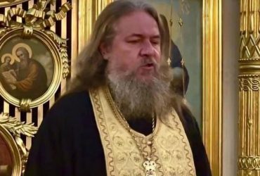 В России священник сдал в ФСБ депутата, поставившего свечку за победу Украины