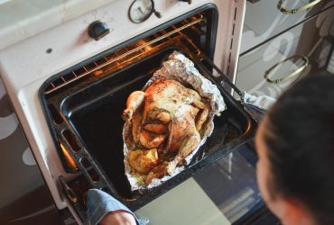 Як правильно запікати продукти у фользі: 5 секретів смачної вечері