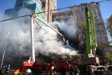 Кількість жертв обстрілу житлового будинку в Києві знову зросла