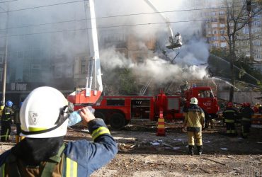 Мешканці зруйнованого дроном будинку в Києві розплакалися, розповідаючи про трагедію (відео)