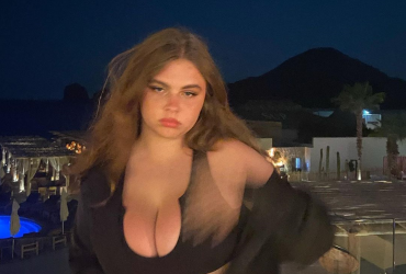 16-річна дочка Фреймут в міні похвалилася вигинами тіла (фото)