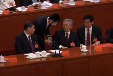 Компартія підтримала Сі Цзіньпіна, екс-лідера Китаю Ху Цзіньтао вивели під руки з партійного з'їзду (відео)