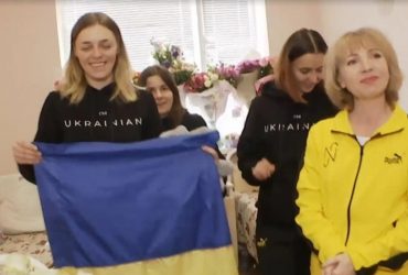 Пошепки співали гімн: звільнені з полону прикордонниці розповіли про самопочуття (відео)